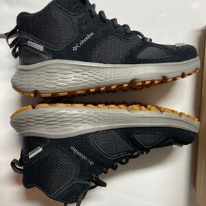 Columbia Mid Bethany Women's Sneakers/ size 6.5